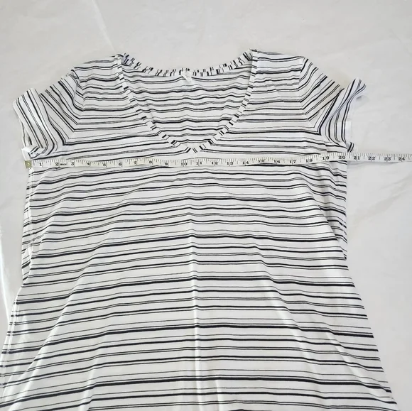Lululemon Athletica Size 10 Black and White Striped V-Neck Tee - Picture 4 of 6